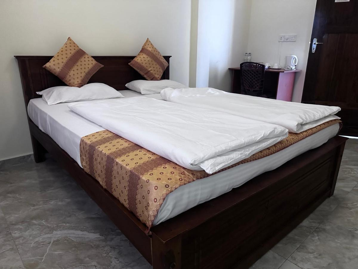 N Joy Inn Trincomalee Exterior foto