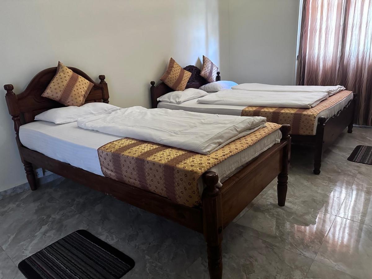 N Joy Inn Trincomalee Exterior foto
