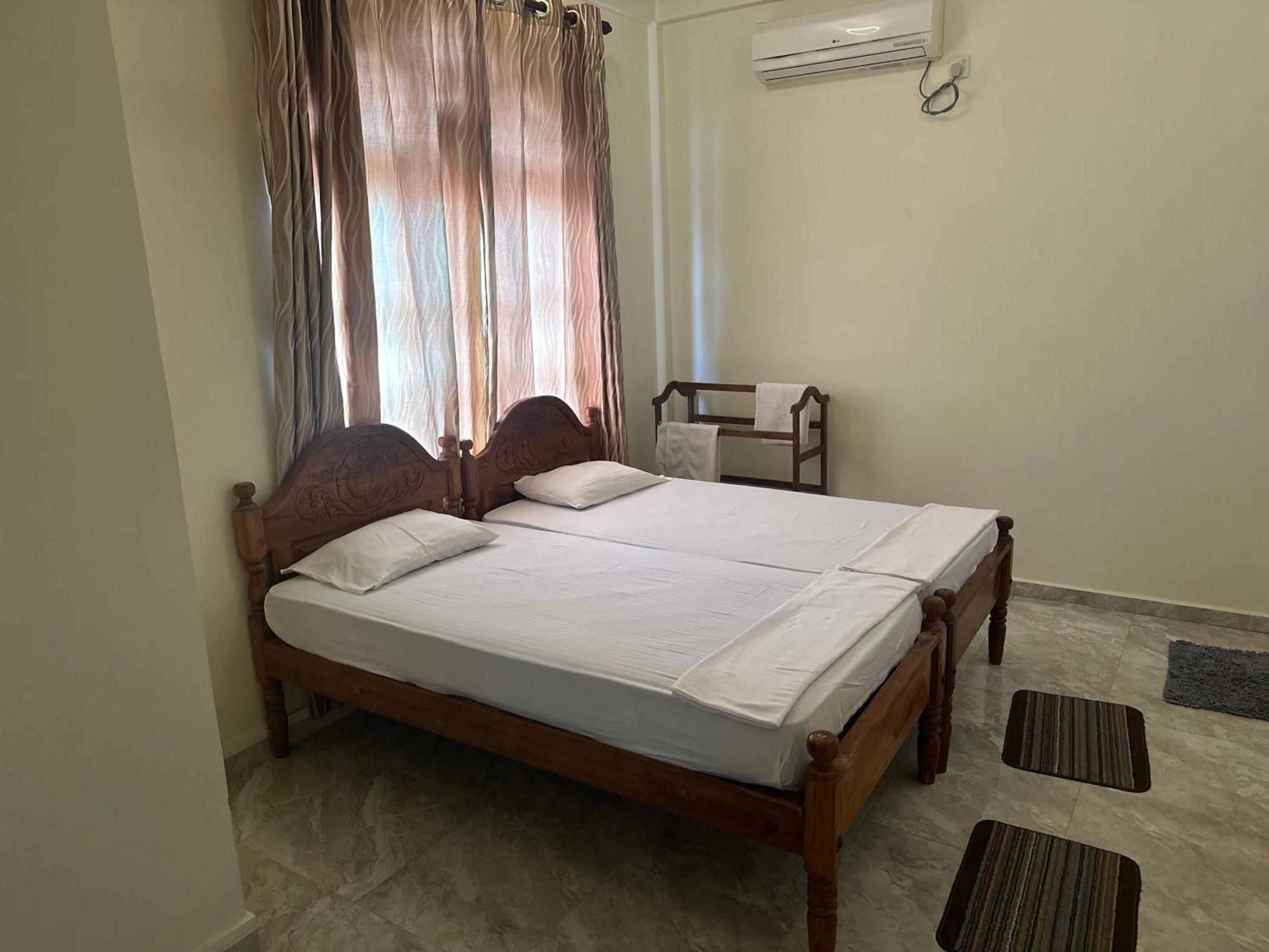 N Joy Inn Trincomalee Exterior foto