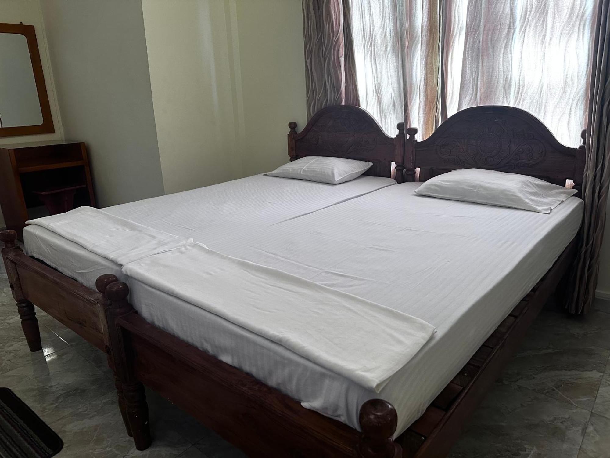 N Joy Inn Trincomalee Exterior foto