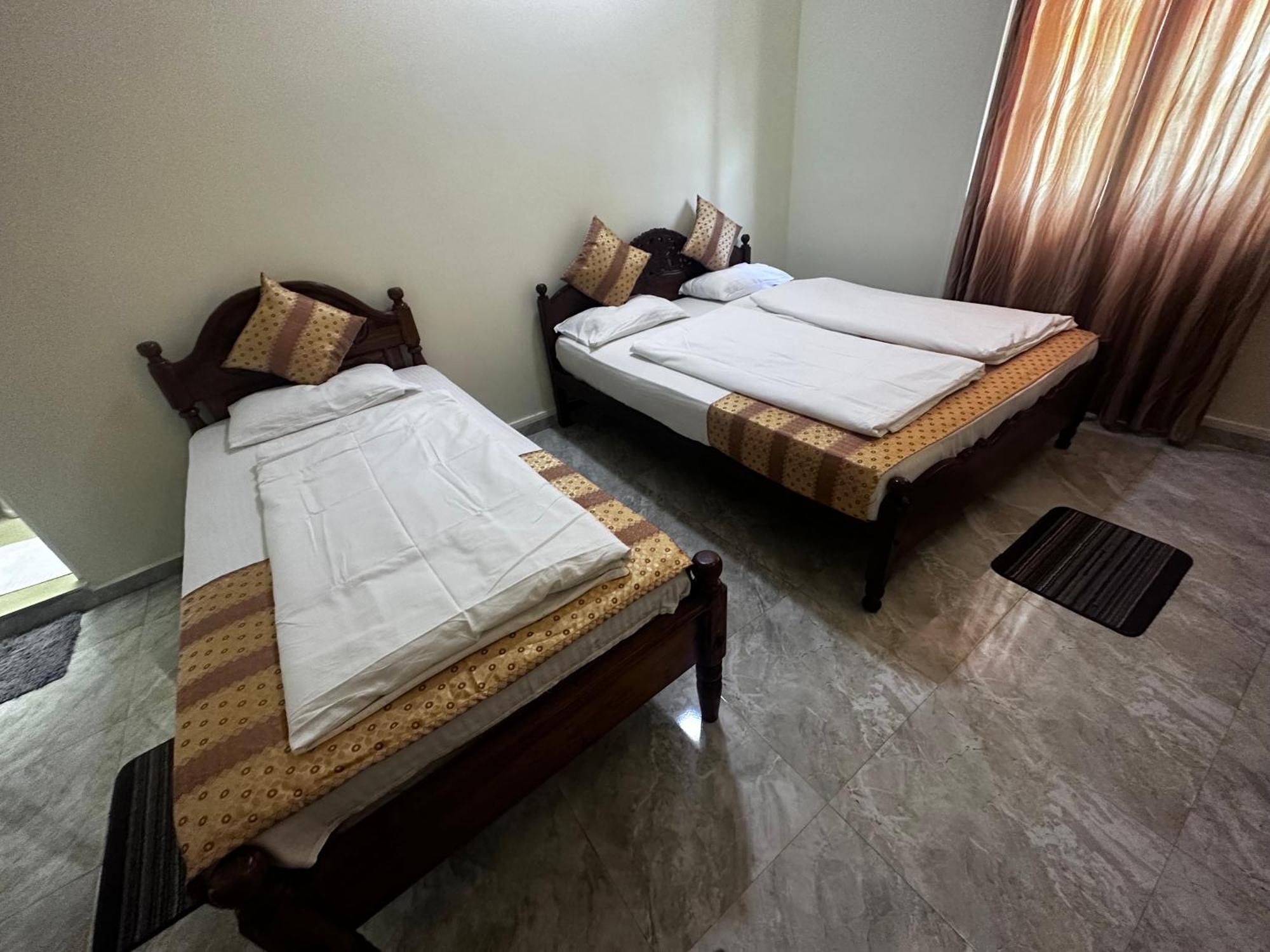 N Joy Inn Trincomalee Exterior foto