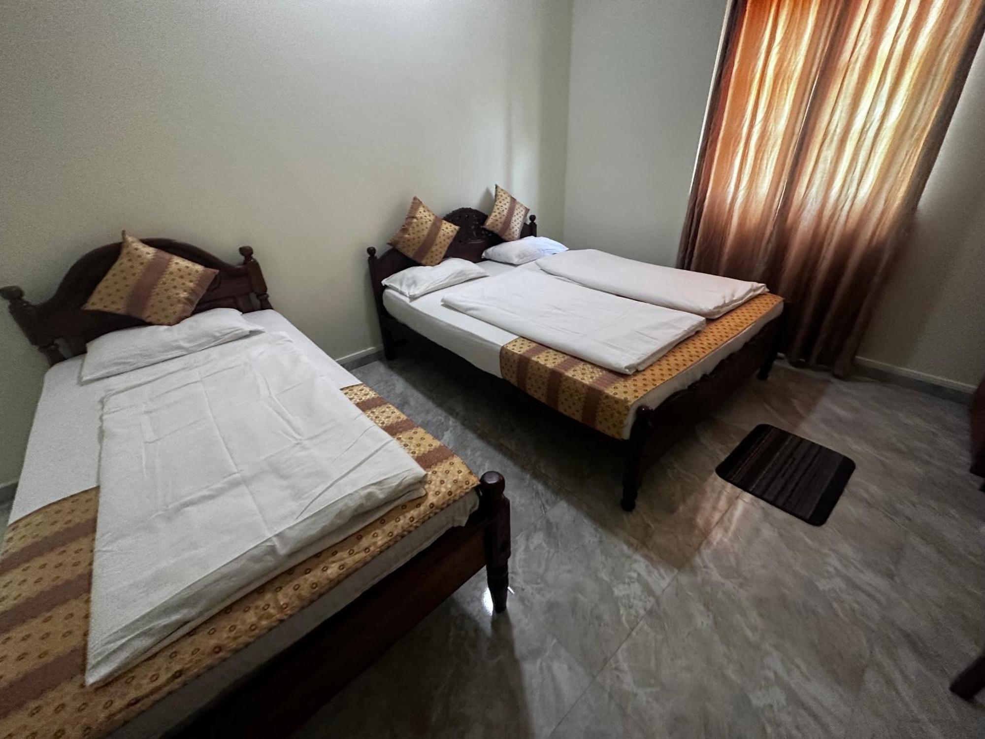 N Joy Inn Trincomalee Exterior foto