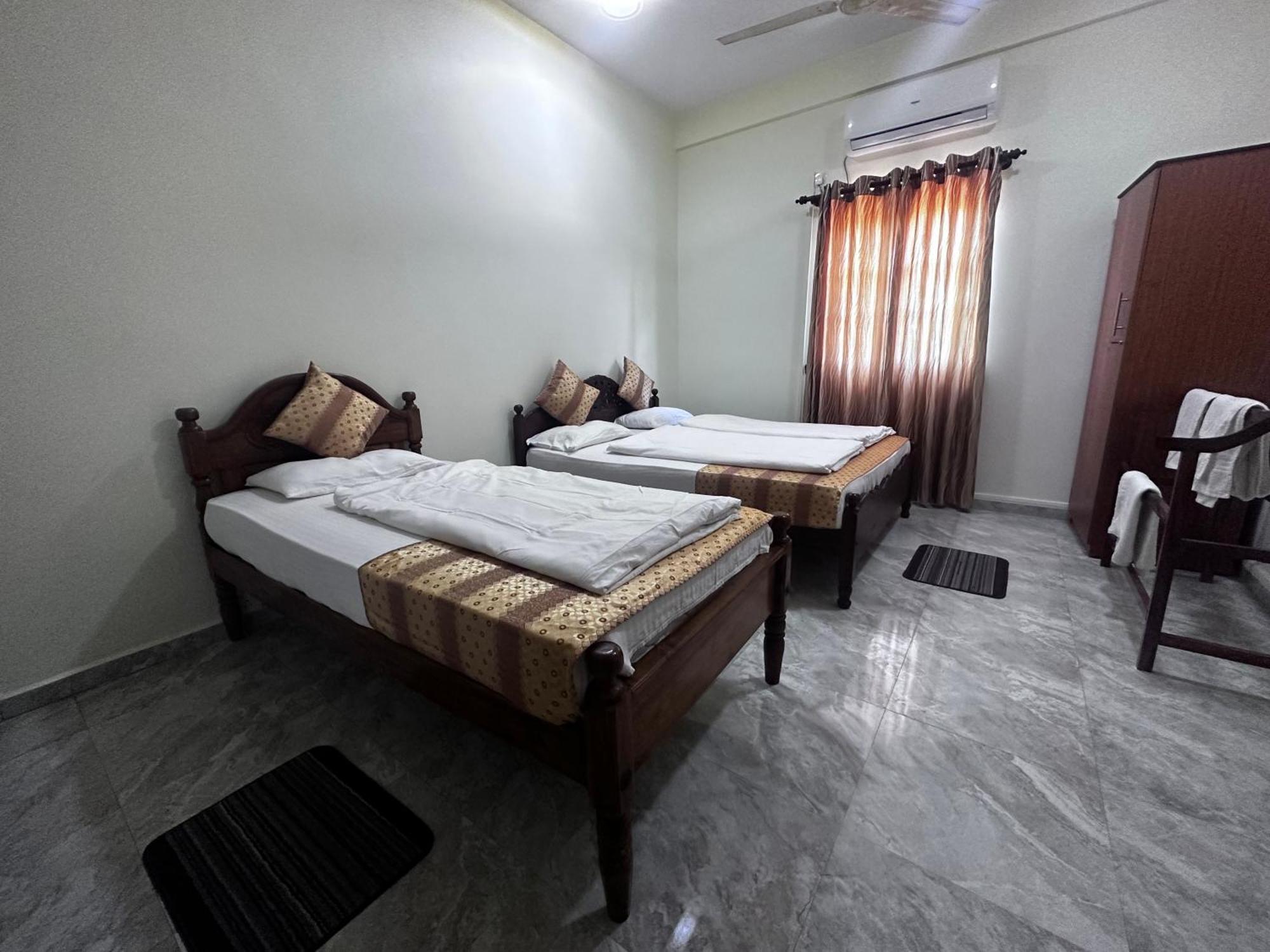 N Joy Inn Trincomalee Exterior foto