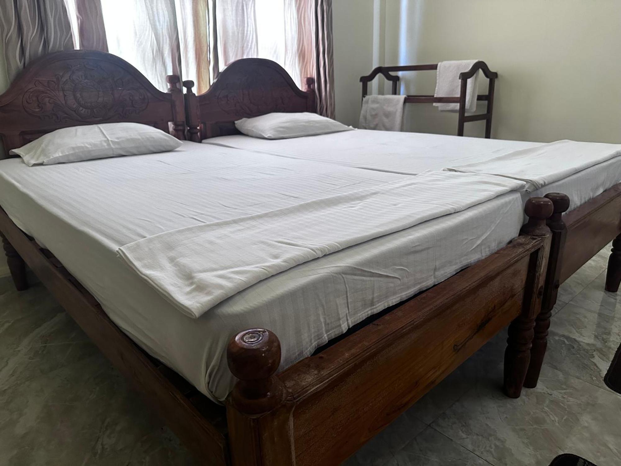 N Joy Inn Trincomalee Exterior foto