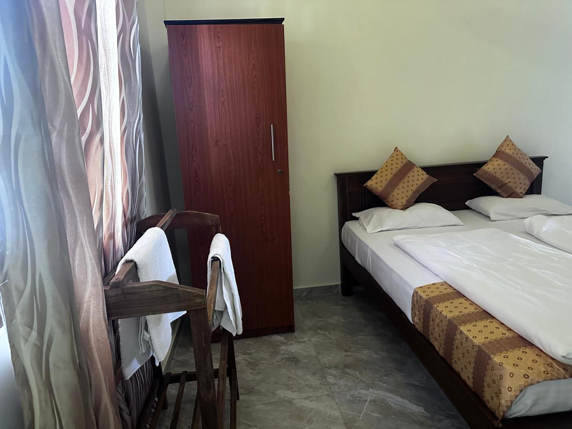 N Joy Inn Trincomalee Exterior foto